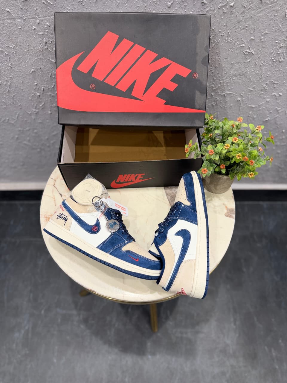 AIR JORDANS RETRO 1 LOW STUSSY OG NAVY KEYCHAI